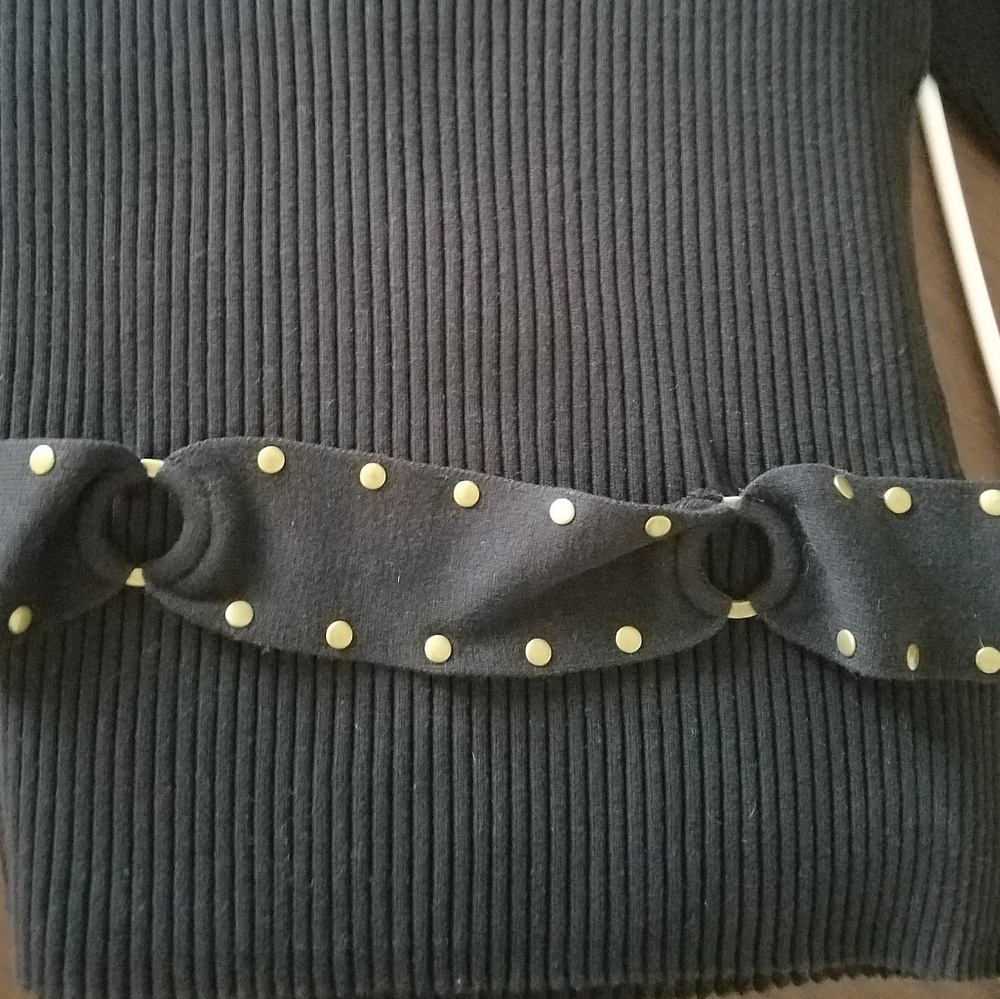 Versatile Black Sweater - Picture 7 of 7